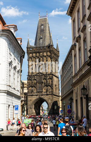 Praga, Repubblica Ceca - 15 giugno 2017: vista esterna della torre della polvere o polvere Gate (in Ceco Prasna brana) nella parte vecchia della città il 15 giugno 2017 Foto Stock