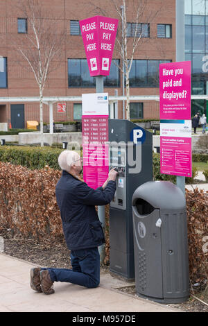 Le persone acquistano i biglietti per il parcheggio presso il Royal Stoke ospedale di Stoke on Trent Foto Stock