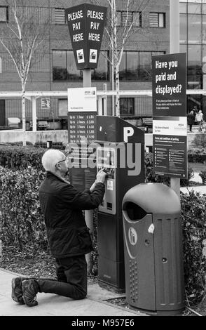 Le persone acquistano i biglietti per il parcheggio presso il Royal Stoke ospedale di Stoke on Trent Foto Stock