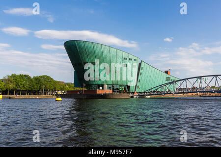 AMSTERDAM, Paesi Bassi - 27 Maggio 2017: vista esterna del Nemo Science Museum di Amsterdam il 27 maggio 2017. La foto è fatta su un turista in barca sul canale a Foto Stock