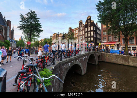 AMSTERDAM, Paesi Bassi - 27 Maggio 2017: vista di un piccolo ponte denominato Oudekenissteeg nella parte vecchia della città di Amsterdam il 27 maggio 2017. Il suo tra il Foto Stock