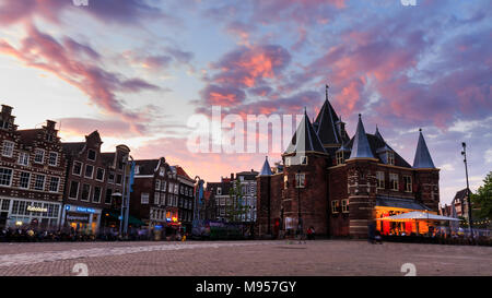 AMSTERDAM, Paesi Bassi - 27 Maggio 2017: vista esterna del pesare House o De Waag edificio a sera il 27 maggio 2017. La sua nel centro della città di AMS Foto Stock