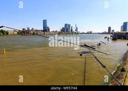 ROTTERDAM, Paesi Bassi - 25 Maggio 2017: vista esterna della passeggiata al Boompjeskade Street con una vista alla Nieuwe Maas Fiume il 25 maggio 2017. Foto Stock