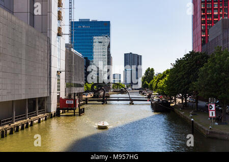 ROTTERDAM, Paesi Bassi - 25 Maggio 2017: vista esterna del Wijnhaven Street e i palazzi di uffici lungo di esso il 25 maggio 2017. Il suo un famoso canal str Foto Stock