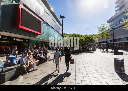 ROTTERDAM, Paesi Bassi - 25 Maggio 2017: Vista di persone shopping presso la strada dello shopping, Binnenwegplein e Lijnbaan Maggio 25, 2017. La sua situato nel Foto Stock