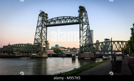 De Hef verticale-ponte di sollevamento al tramonto a Rotterdam Paesi Bassi Foto Stock