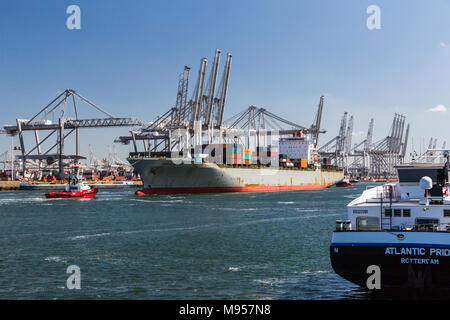 ROTTERDAM, Paesi Bassi - 26 Maggio 2017: vista esterna del porto di Rotterdam il 26 maggio 2017. È il porto più grande in Europa e fino al 2004 Foto Stock