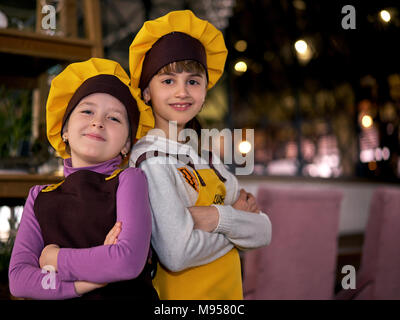 Ragazza nel cofano ristorante dello chef Foto Stock