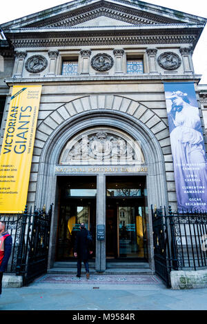La National Portrait Gallery (NPG) su Charing Cross Road vicino a Trafalgar Square a Westminster, Londra Foto Stock