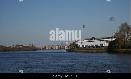 Il Fulham Football Club edificio dal fiume Tamigi a Putney London Regno Unito