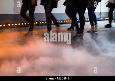 Fashion show, passerella pista mostra evento - persone di passaggio luci con fumo in primo piano Foto Stock