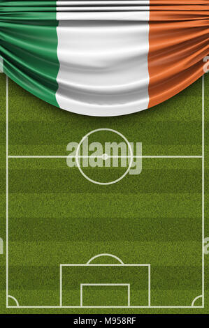 Irlanda bandiera del paese avvolto su una partita di football soccer pitch. Il rendering 3D Foto Stock