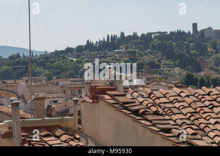 La vista delle tubazioni su un tild tetto di un edificio. Foto Stock