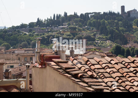 La vista delle tubazioni su un tild tetto di un edificio. Foto Stock