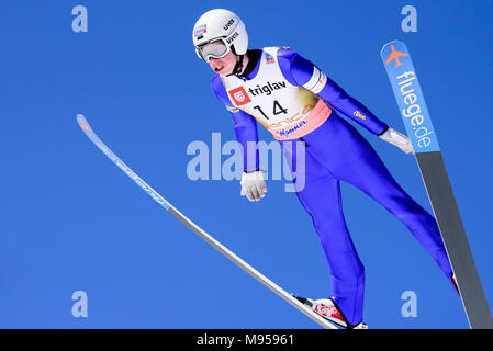 Planica, Slovenia. 22 Mar, 2018. Martti Nomme della Estonia compete durante le qualifiche a Planica FIS Ski Jumping World Cup finali su Marzo 22, 2017 a Planica, Slovenia. Credito: Rok Rakun/Pacific Press/Alamy Live News Foto Stock