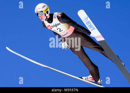 Planica, Slovenia. 22 Mar, 2018. Evgeniy Klimov della Russia compete durante le qualifiche a Planica FIS Ski Jumping World Cup finali su Marzo 22, 2017 a Planica, Slovenia. Credito: Rok Rakun/Pacific Press/Alamy Live News Foto Stock