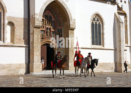 Croazia Zagabria, 1 ottobre 2017: il cambio della guardia, membri della Cravat reggimento di fronte alla chiesa di San Marco, Zagabria Foto Stock