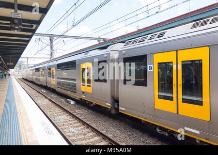 Piattaforma sulla stazione ferroviaria centrale, Haymarket, Sydney, Nuovo Galles del Sud, Australia Foto Stock