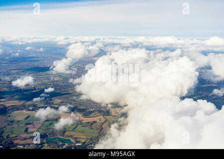 Vista aerea del paesaggio del West Sussex con le nuvole di Cumulus viste da un aereo durante il decollo, Inghilterra, Regno Unito Foto Stock