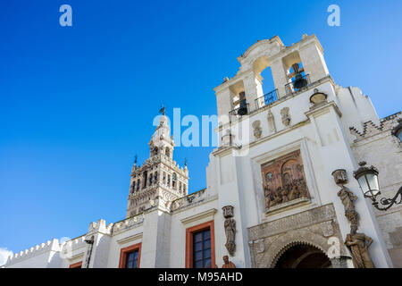 Porta del perdono (Puerta del Perdón) con la Giralda e la torre dell orologio della Cattedrale di Siviglia in background prese nel 2018 a Siviglia, in Andalusia, Spagna Foto Stock