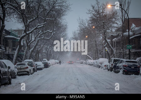 MONTREAL, Canada - 29 dicembre 2016: tipico North American strada residenziale e coperto di neve in una zona residenziale parte suburbana di Montreal, Quebec, C Foto Stock