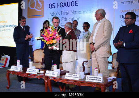 New Delhi, India. Xxi Mar, 2018. L ex Presidente Shri Pranab Mukherjee lanciato QS MI-Manometro lungo con Ben Sowter, Direttore QS Ltd, Regno Unito, Ashwin Fernandes, CEO, QS - Ser India Pvt Ltd Credit: Jyoti Kapoor/Pacific Press/Alamy Live News Foto Stock