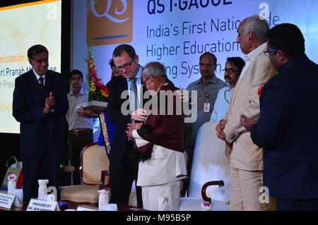 New Delhi, India. Xxi Mar, 2018. L ex Presidente Shri Pranab Mukherjee lanciato QS MI-Manometro lungo con Ben Sowter, Direttore QS Ltd, Regno Unito, Ashwin Fernandes, CEO, QS - Ser India Pvt Ltd Credit: Jyoti Kapoor/Pacific Press/Alamy Live News Foto Stock