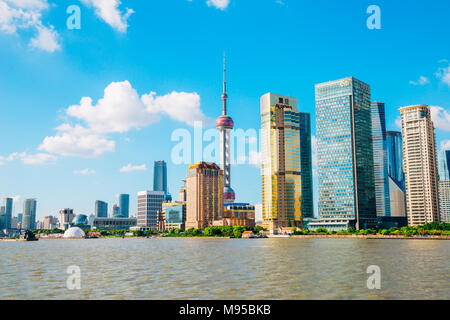 Shanghai, Cina - 7 Agosto 2016 : Shanghai vista città con Oriental Pearl Tower e il fiume Huangpu Foto Stock