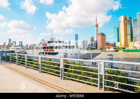 Shanghai, Cina - 7 Agosto 2016 : Shanghai vista città con Oriental Pearl Tower e il fiume Huangpu Foto Stock