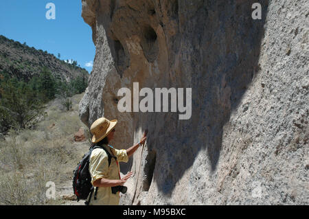 Antico popolo dei Pueblo abitazioni intagliato fuori del tufo vulcanico nelle scogliere di Bandelier National Monument. Foto Stock