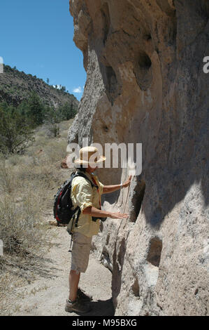 Antico popolo dei Pueblo abitazioni intagliato fuori del tufo vulcanico nelle scogliere di Bandelier National Monument. Foto Stock