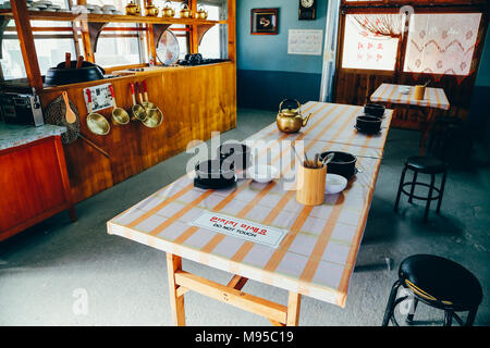 Ulsan, Corea del Sud - 9 Febbraio 2017 : il coreano antico ristorante interno in villaggio Jangsaengpo da anni sessanta a 70s Foto Stock