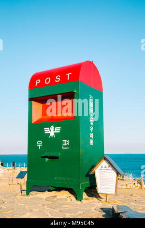 Ulsan, Corea del Sud - 9 Febbraio 2017 : GRANDE postbox in spiaggia Ganjeolgot Foto Stock