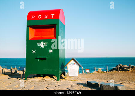 Ulsan, Corea del Sud - 9 Febbraio 2017 : GRANDE postbox in spiaggia Ganjeolgot Foto Stock