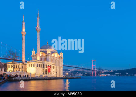 Vista esterna della Moschea Ortakoy con15 luglio martiri Bridge o ufficiosamente Ponte sul Bosforo chiamato anche primo ponte sul Bosforo a Istanbul, Turchia Foto Stock