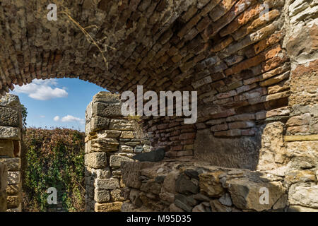 Resti della fortezza romana Histria - vista sotto l'arcata in pietra, Romania Foto Stock