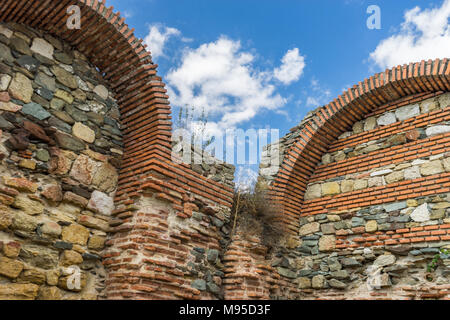 Resti delle mura di pietra con archi di antico castello Histria, Romania Foto Stock