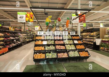 Rack pieno di frutta fresca, verdura, produrre in un supermercato Asda. Foto Stock