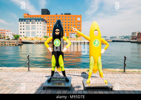 Kitakyushu, Giappone - 27 Maggio 2015 : Banana uomo scultura e mare in Mojiko retrò città Foto Stock