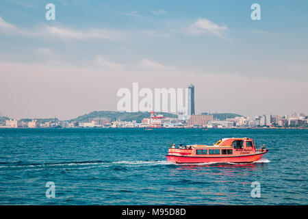 Kitakyushu, Giappone - 27 Maggio 2015 : rosa barca sul mare in porto Moji Foto Stock