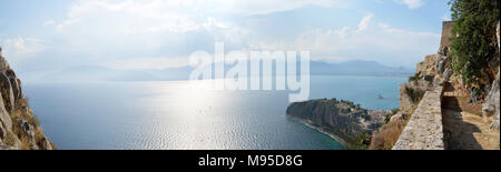 Vista panoramica del Golfo Argolic, Acronauplia, la parte più antica della città di Nafplion, Bourtzi e parte della rocca Palamidi Foto Stock