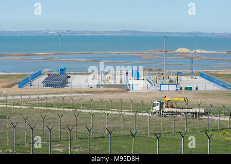 Taman, Russia - 15 Aprile 2017: una piattaforma con le comunicazioni di fronte al ponte che viene costruito attraverso la Stretto di Kerch, dal lato tamani Foto Stock