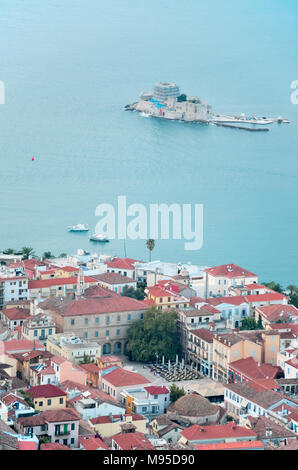 Sintagmatos square e Bourtzi vista dal castello di Palamidi in Nafplion , Grecia Foto Stock