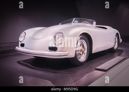 STUTTGART, Germania-Aprile 7, 2017: Argento1953 Porsche 356 America Roadster nel museo Porsche Foto Stock