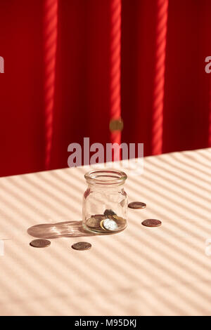 Le monete in un barattolo di vetro. Risparmio di denaro concept Foto Stock