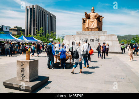 Seoul, Corea del Sud - 7 Maggio 2016 : Gwanghwamun square con la statua del Re Sejong Foto Stock