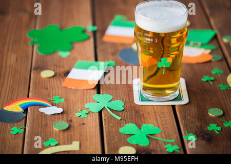 Bicchiere di birra e il giorno di san patrizio decorazioni Foto Stock