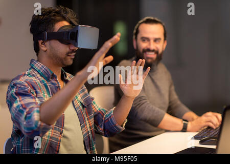 Uomo creativo in realtà virtuale auricolare in ufficio Foto Stock