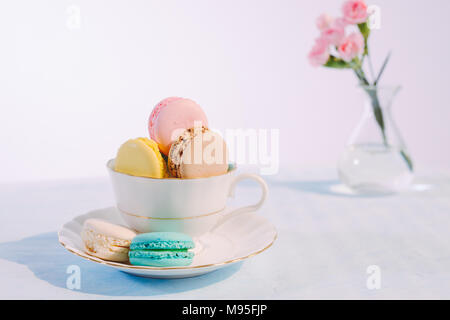 Deliziosi dessert francesi. Pastello colorato torta macaron o amaretto Foto Stock