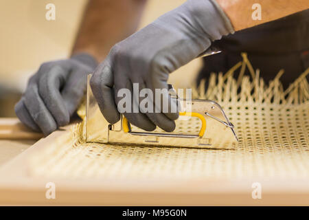 L'assembler con pistola di fiocco mobili Foto Stock